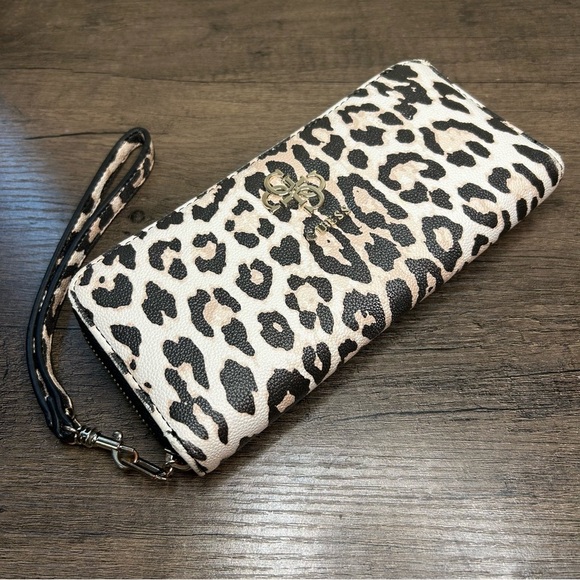 G by Guess Black and Cream Leopard Print Clutch - Picture 1 of 4
